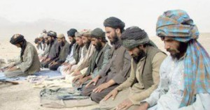 صورة لأفغانيين أثناء الصلاة
