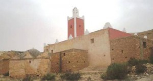 المسجد الذي بني على أنقاد المسجد القديم وبجانبه ضريح سيدي أعمر