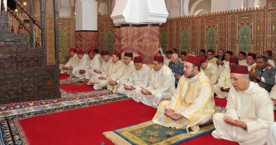 أمير المؤمنين يؤدي صلاة الجمعة بمسجد الأندلس بفاس
