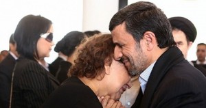 أحمدي نجاد يحتضن امرأة أثناء مراسيم دفن هوغو شافيز