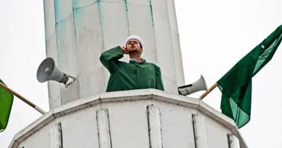 رفع أذان الصلاة من مئذنة مسجد