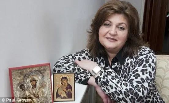 نهاد حلوي، مسيحية بريطانية من أصل لبناني