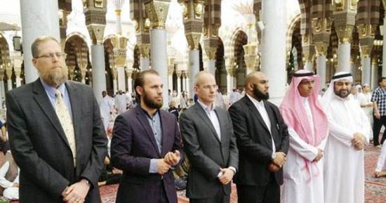 أرنود فاندور الثالث من اليسار - عكاظ