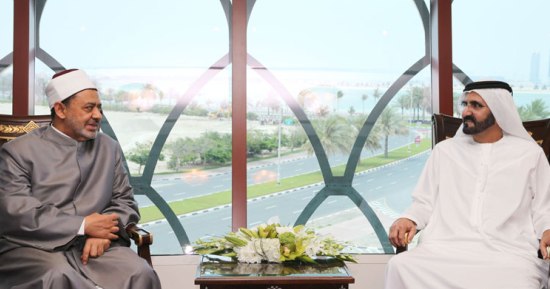 محمد بن راشد يتبادل الحديث مع شيخ الأزهر