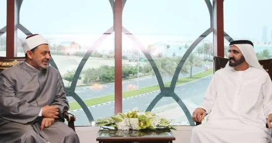 محمد بن راشد يتبادل الحديث مع شيخ الأزهر