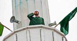 رفع أذان الصلاة من مئذنة مسجد
