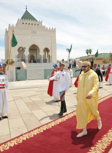 أمير المونين بعد ادائه صلاة الجمعة بمسجد حسان