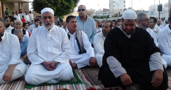 محمد بديع يؤدي صلاة عيد الفطر بمرسى مطروح