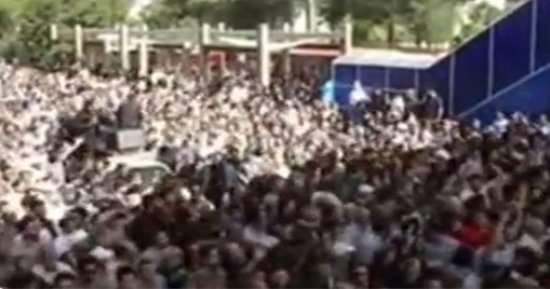 تحول جنازة إلى مظاهرة ضد الحكومة الإيرانية