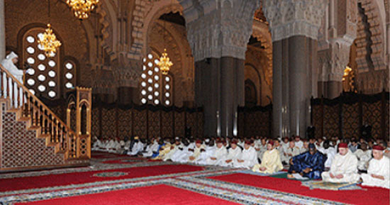 أمير المؤمنين يؤدي صلاة الجمعة بمسجد الحسن الثاني
