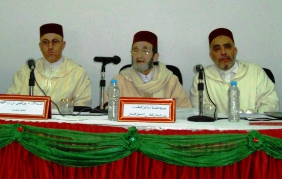 العلامة إسماعيل الخطيب (رحمه الله) في وسط الصورة