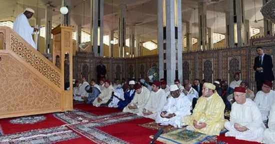 أمير المؤمنين والرئيس المالي يؤديان صلاة الجمعة