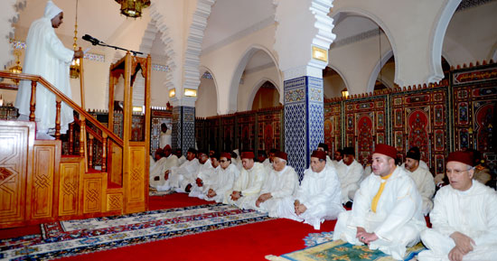 أمير المؤمنين يؤدي صلاة الجمعة بمسجد الرياض بالرباط