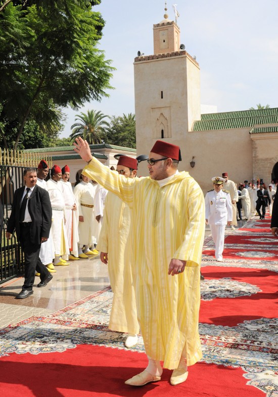 أمير المؤمنين يؤدي صلاة الجمعة بمسجد مولينا بالرباط