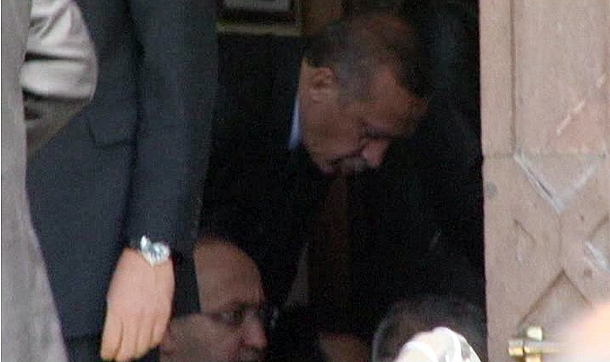 أردوغان يصلي في عتبة المسجد