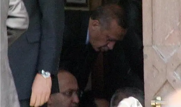 أردوغان يصلي في عتبة المسجد