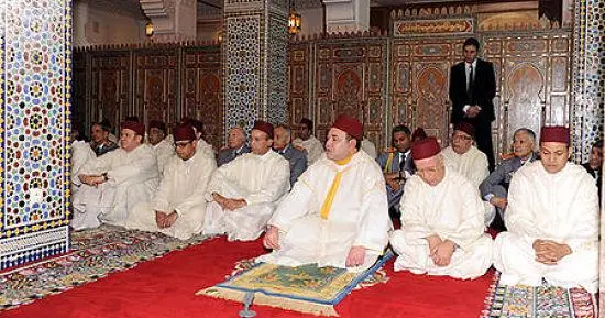 أمير المؤمنين يؤدي صلاة الجمعة بمسجد للا أسماء