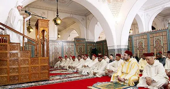 أمير المؤمنين يؤدي صلاة الجمعة بمراكش