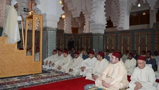 أمير المؤمنين يؤدي الجمعة