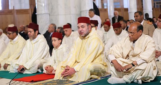 أمير المؤمنين والرئيس التونسي يؤديان صلاة الجمعة