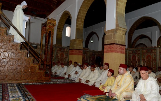 أمير المؤمنين يؤدي الجمعة بمسجد اليوسفي