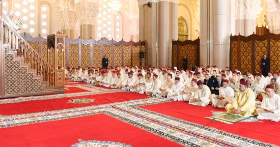 أمير المؤمنين يؤدي صلاة الجمعة بمسجد الحسن الثاني