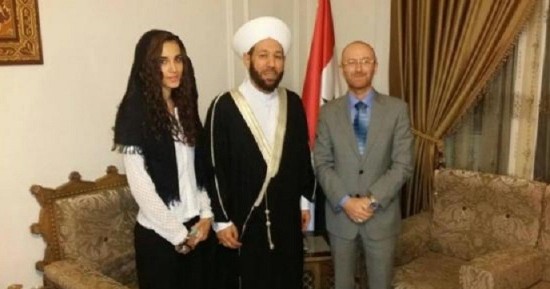 حسون يتوسط العروسين
