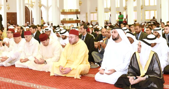 أمير المؤمنين يؤدي صلاة الجمعة بمسجد سلطان بن زايد الأول