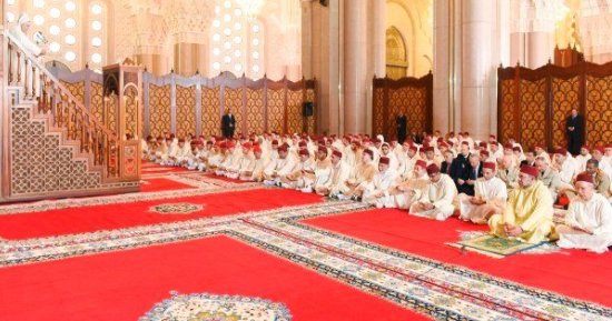 أمير المؤمنين يؤدي صلاة الجمعة بمسجد الحسن الثاني