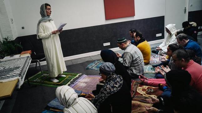 امرأة تؤم المصلين في مسجد فاطمة بباريس