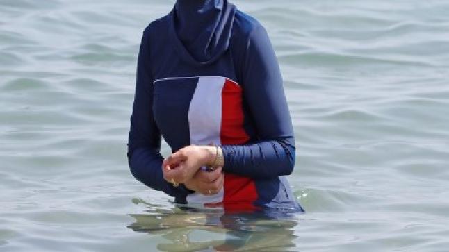 فرنسا: وزير الداخلية يعتزم الطعن في قرار السماح للنساء بارتداء “البوركيني”
