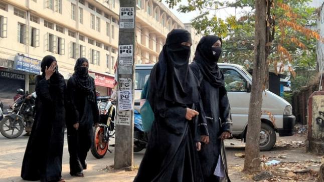 القضاء الهندي: يقر حظر ارتداء الحجاب في الفصول الدراسية بولاية كارناتاكا