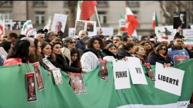 متظاهرون بفرنسا يطالبون بإدراج الحرس الثوري الإيراني بقائمة المنظمات الإرهابية