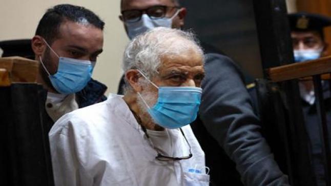 محكمة مصرية تقضي بالسجن المؤبد للقيادي الإخواني محمود عزت