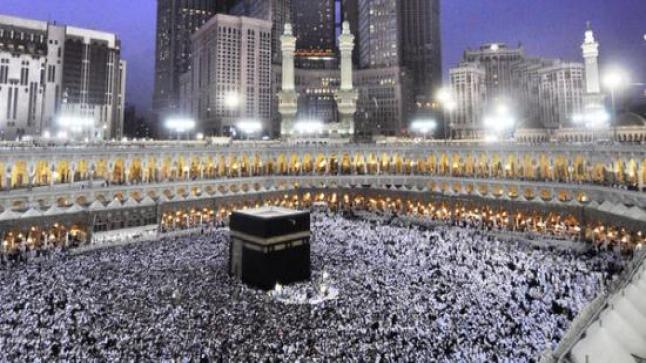 السعودية تمنع العمرة وزيارة المسجد النبوي الشريف مؤقتا