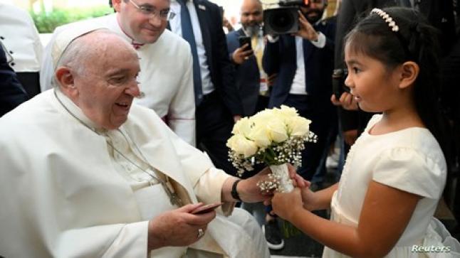 البابا فرنسيس يختتم جولته في البحرين بزيارة أقدم كنيسة في الخليج