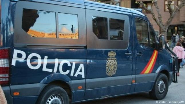 السلطات الإسبانية ترحل مغربيا بتهمة “التطرف الديني”