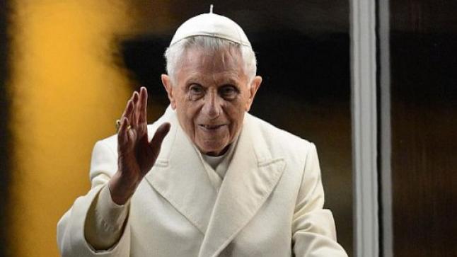 تايم: علامات استفهام حول استقالة البابا