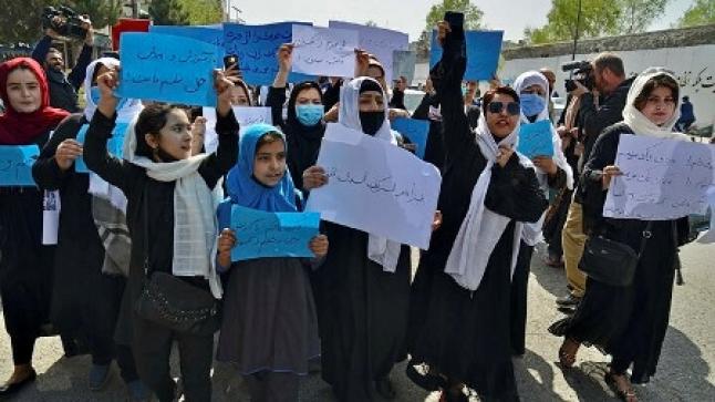 ولاية بکتيا.. طالبات يحتجن بسبب منعهن من دخول المدارس